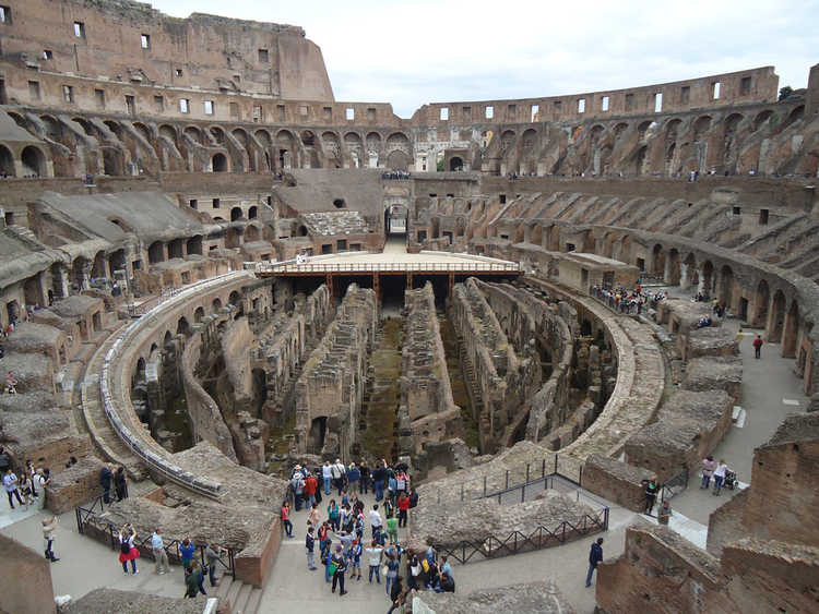 Estructura del Coliseo de Roma construida con hormigón romano